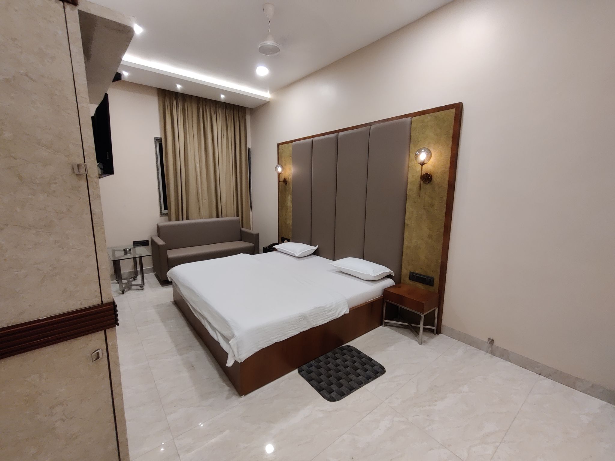 PREMIUM ROOM AC OR HEATER