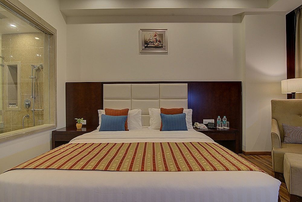 1 King Bed, Double Business Room