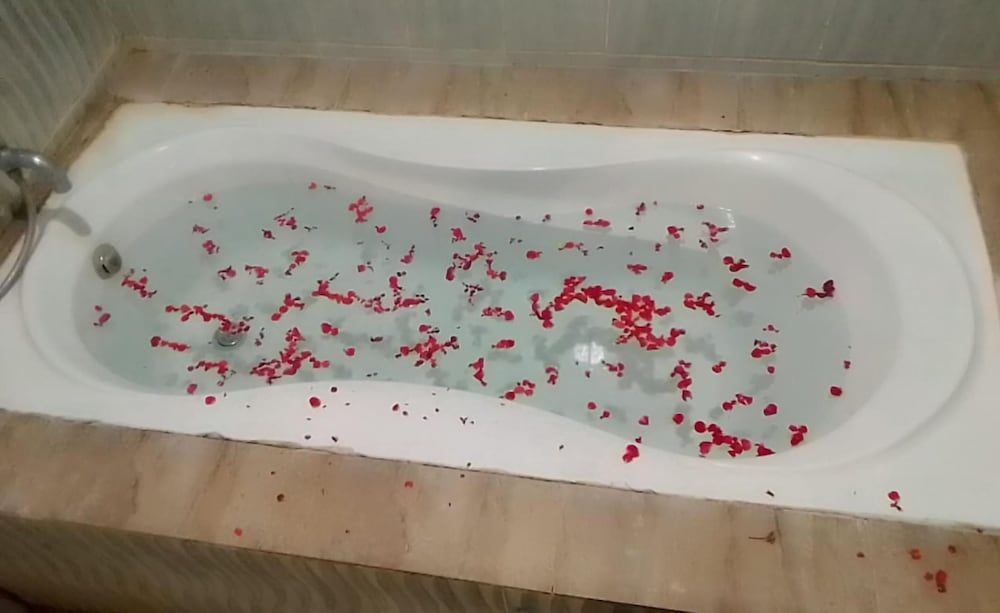 Deep Soaking Bathtub