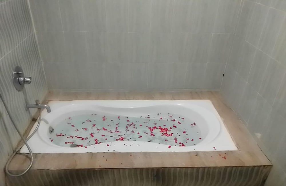 Deep Soaking Bathtub