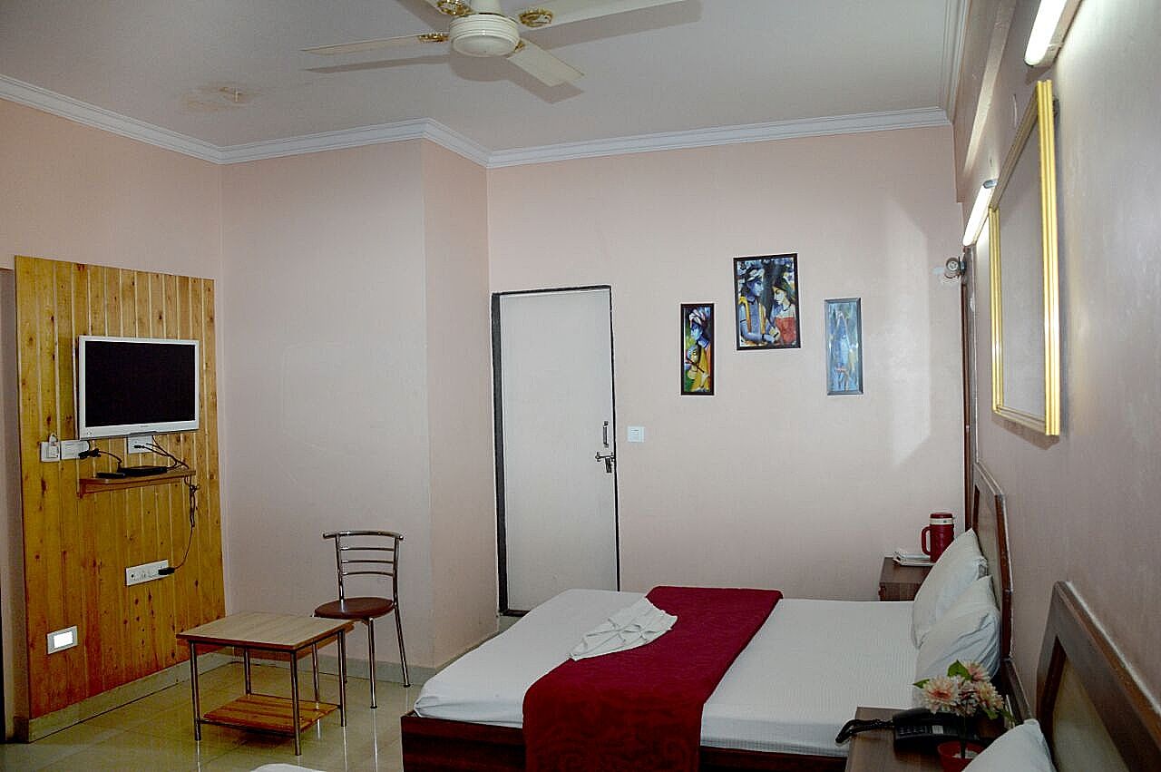 Sri Shambhavi Comforts Deluxe AC Room 3