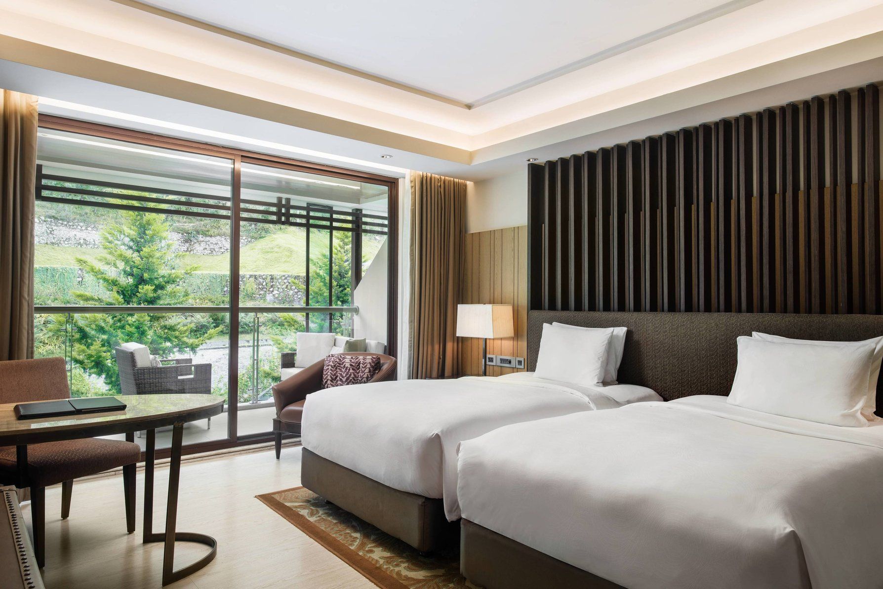 Twin/Twin Deluxe Guest Room