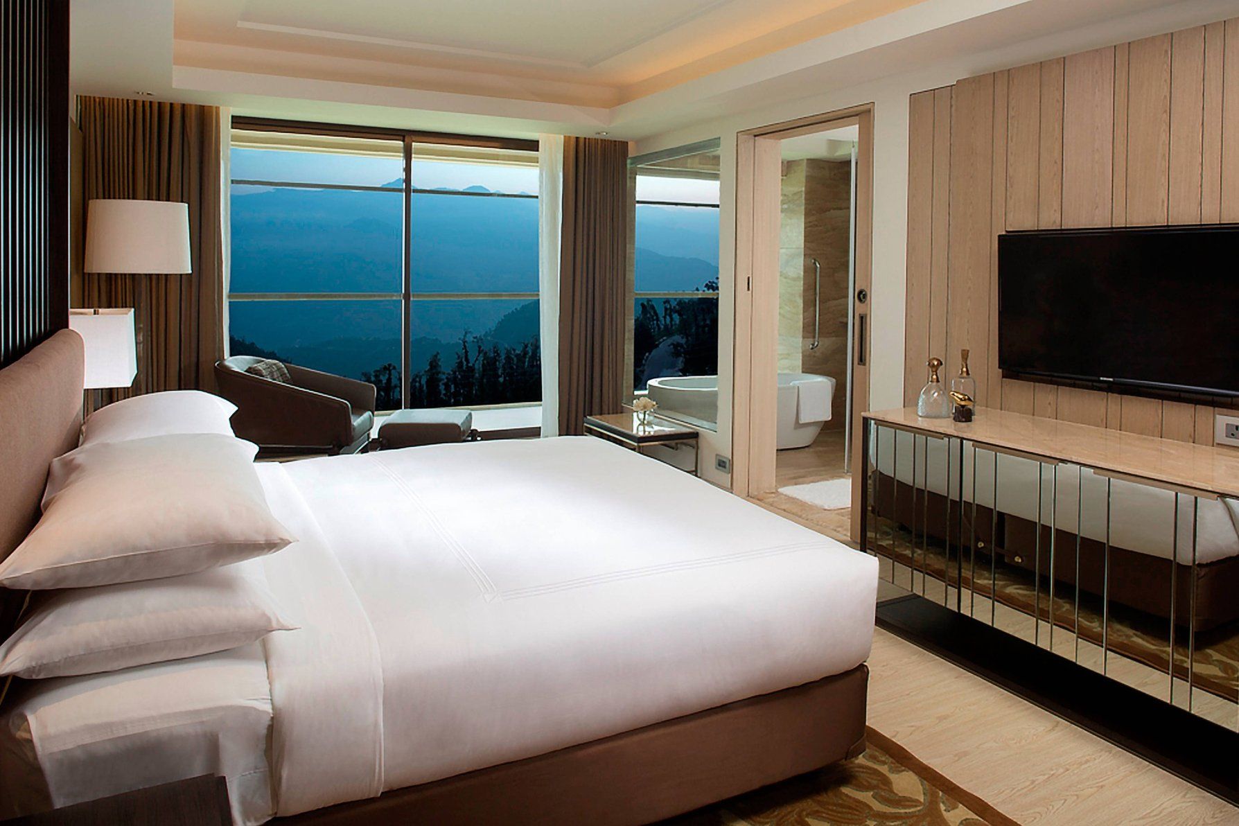 1 Bedroom Studio Suite, 1 King, Balcony