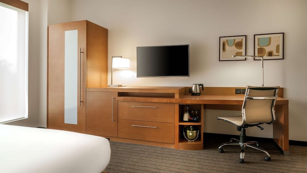 Hyatt Place Gurgaon Udyog Vihar Room (2 Twin Beds and 1 Sofa Bed) 8