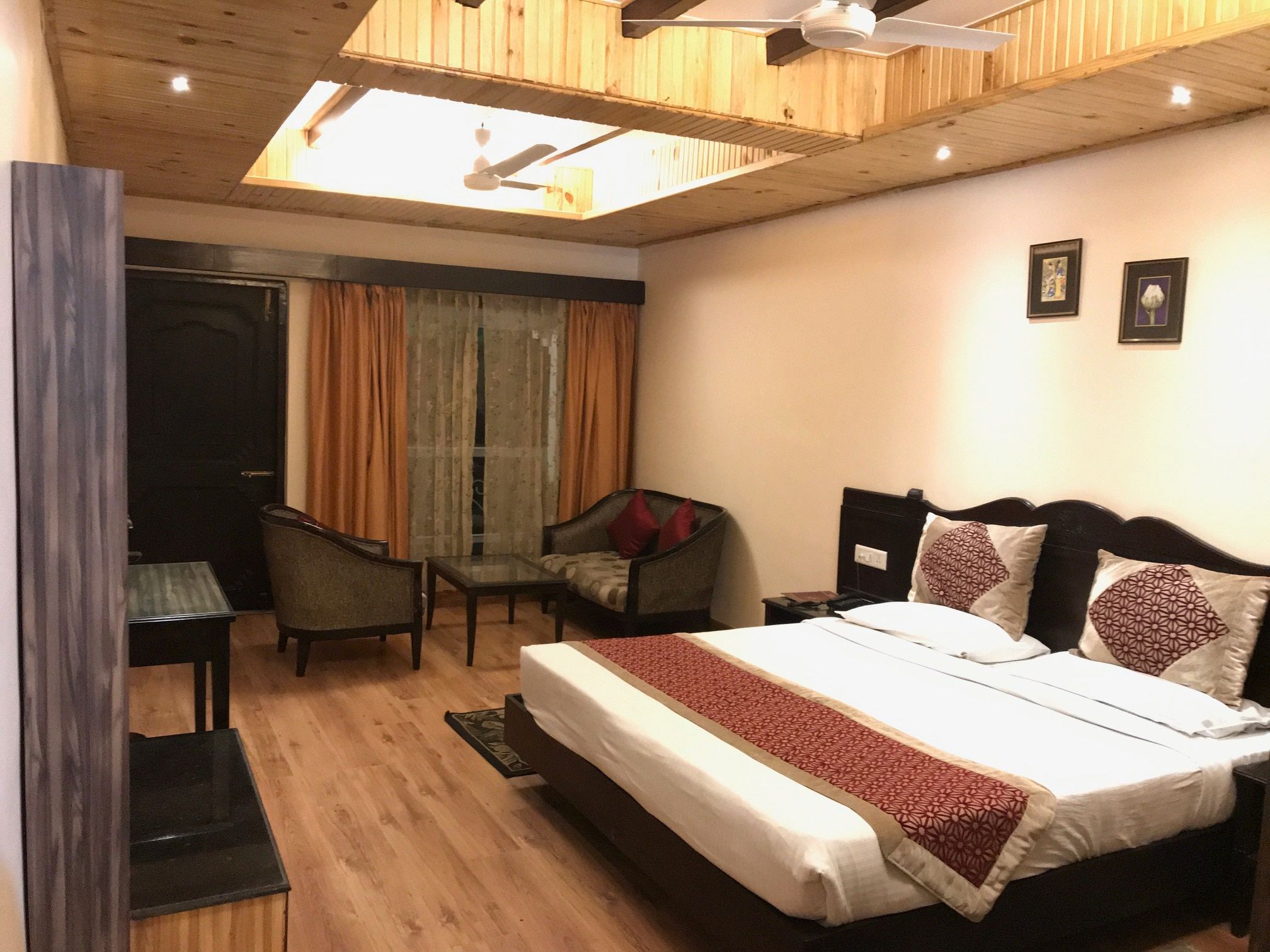 Hotel Krishna Luxury Room 4
