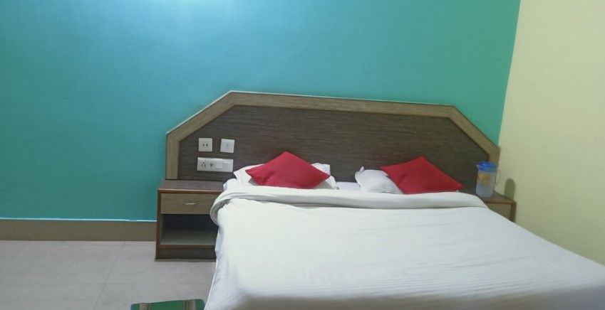 D2 Holiday Inn Deluxe Non Ac bed room 2