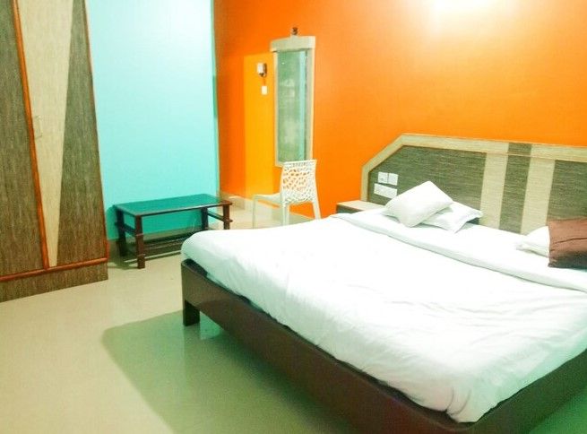 D2 Holiday Inn Deluxe Non Ac bed room 3