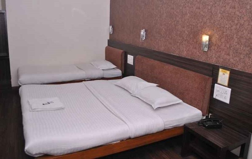 Hotel Yash Palace Deluxe Room 2