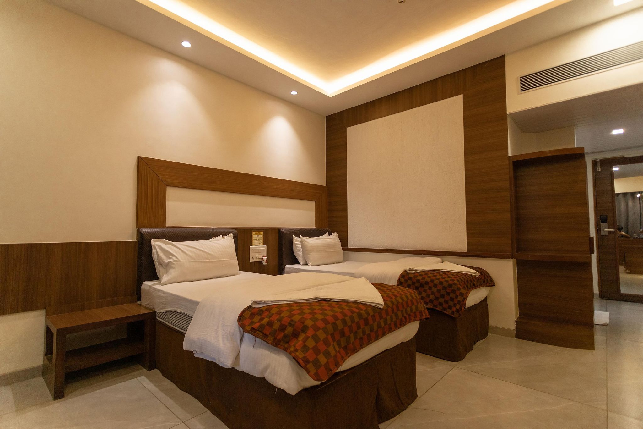 Hotel Yash Palace Deluxe Room 5