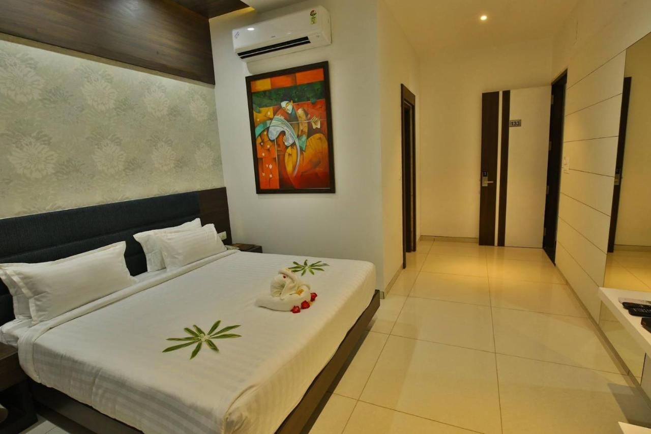 Jhansi Hotel Super Deluxe With King Bed