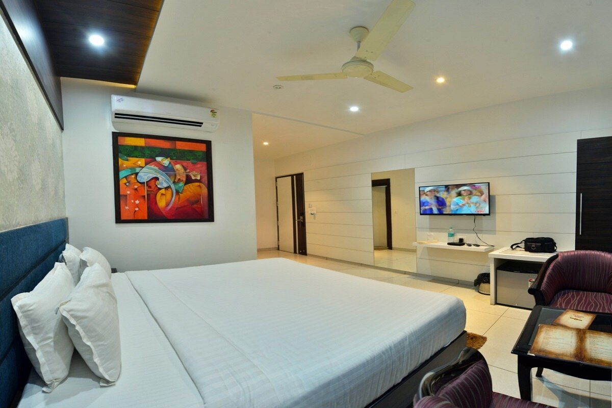 Jhansi Hotel Super Deluxe With King Bed 2