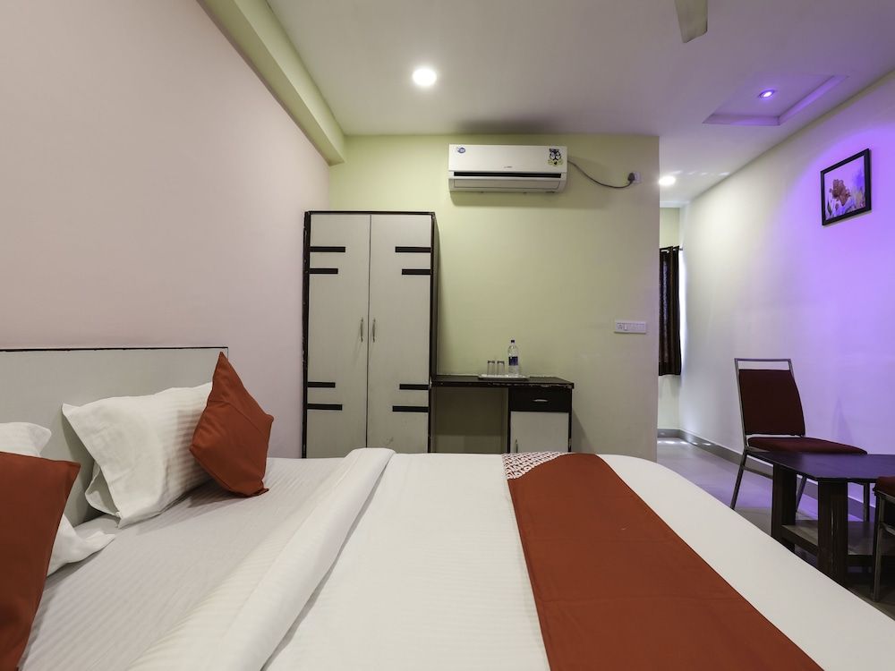 undefined OYO 16083 Athidi Grand 8