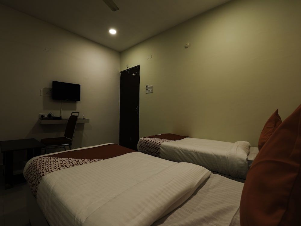 OYO 16083 Athidi Grand Double or Twin Room 7
