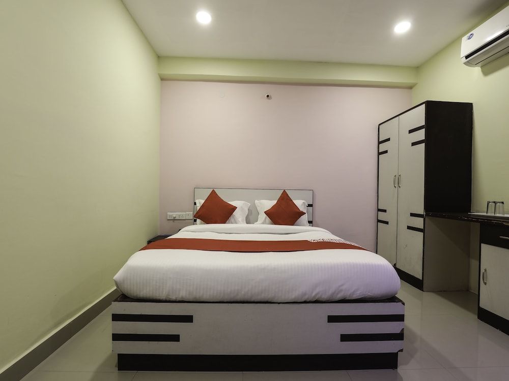 undefined OYO 16083 Athidi Grand 9