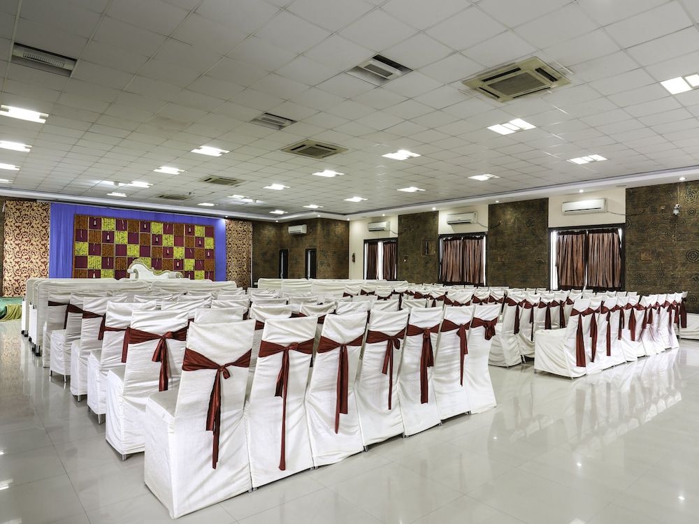 undefined OYO 16083 Athidi Grand 5