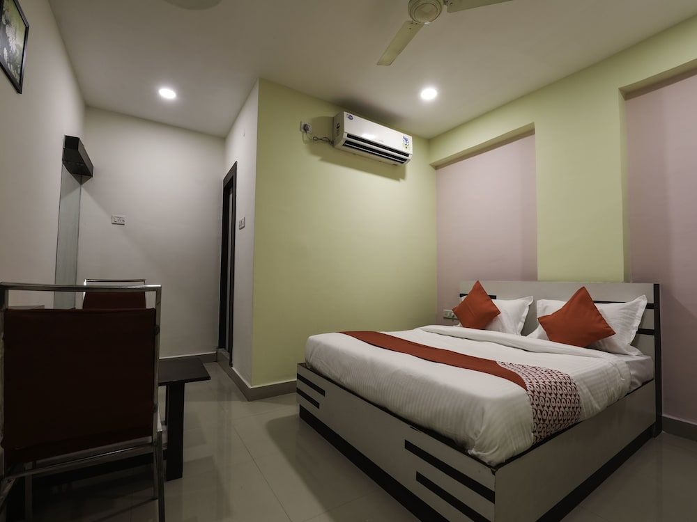 OYO 16083 Athidi Grand Deluxe Double or Twin Room, 1 Queen Bed 2