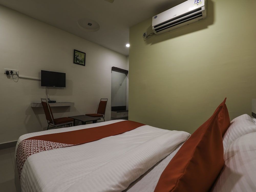 OYO 16083 Athidi Grand Deluxe Double or Twin Room, 1 Queen Bed 6