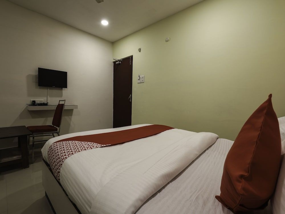 undefined OYO 16083 Athidi Grand 7