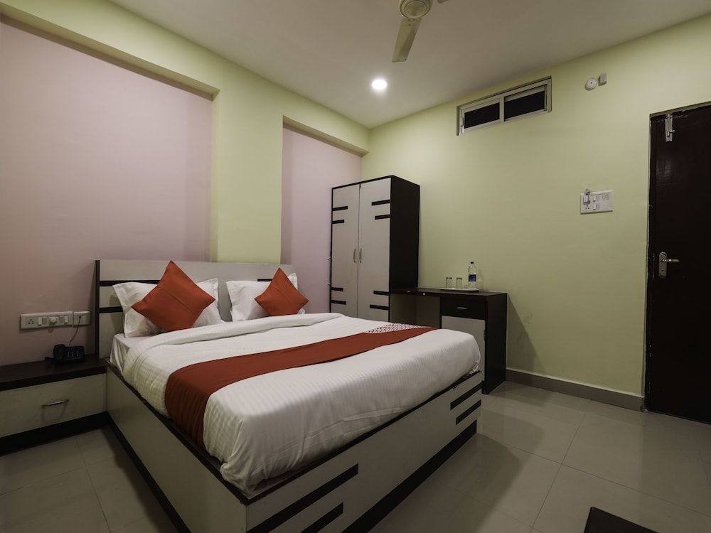 OYO 16083 Athidi Grand Deluxe Double or Twin Room, 1 Queen Bed