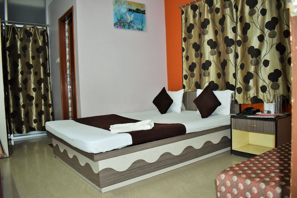 Hotel Debjyoti Standard Double Room (Non AC) 4