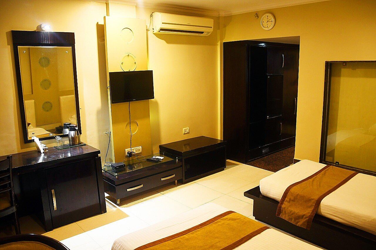 Hotel The Sapphire Grand Deluxe room 3