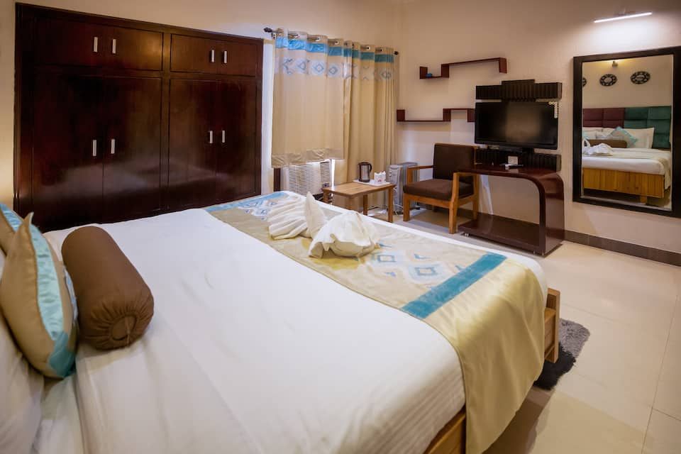 Hotel Harshikhar A Panoramic Lake view Property Executive Room ( Lake Facing From Corridor ) 7