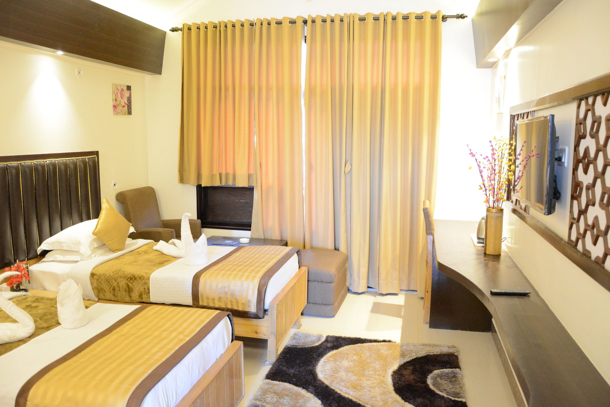 Hotel Harshikhar A Panoramic Lake view Property Executive Room ( Lake Facing From Corridor ) 4