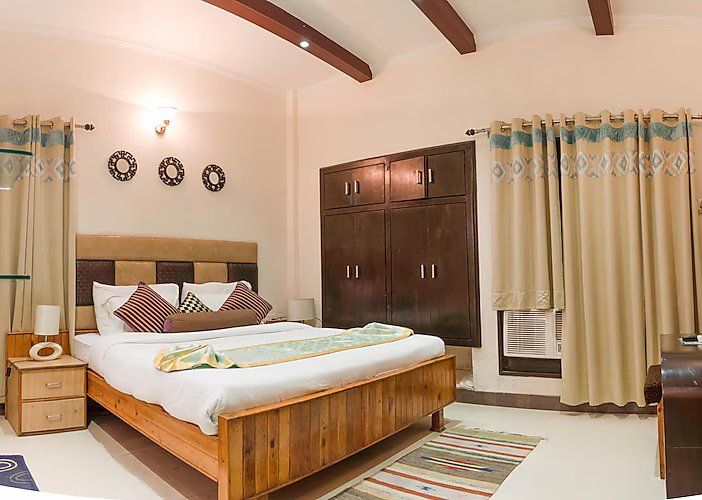 Royal Cottage (Lake Facing with Balcony)