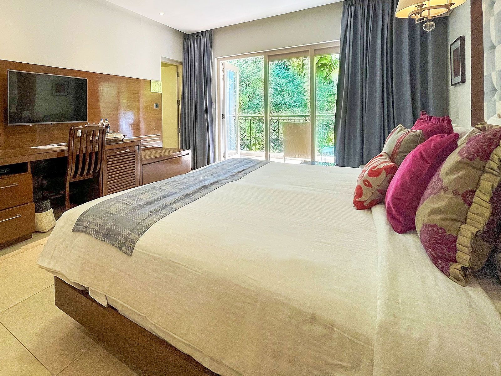 Acron Waterfront Resort Courtyard Room 2