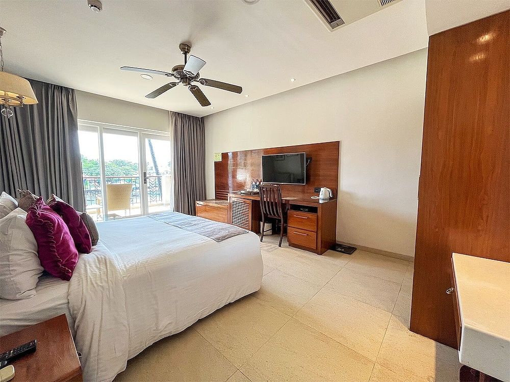 Acron Waterfront Resort Riverside Room 8