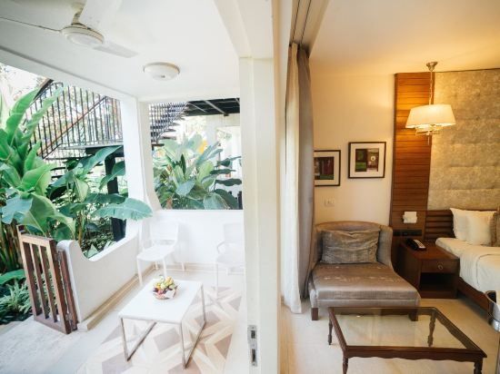 Acron Waterfront Resort Courtyard Room 14
