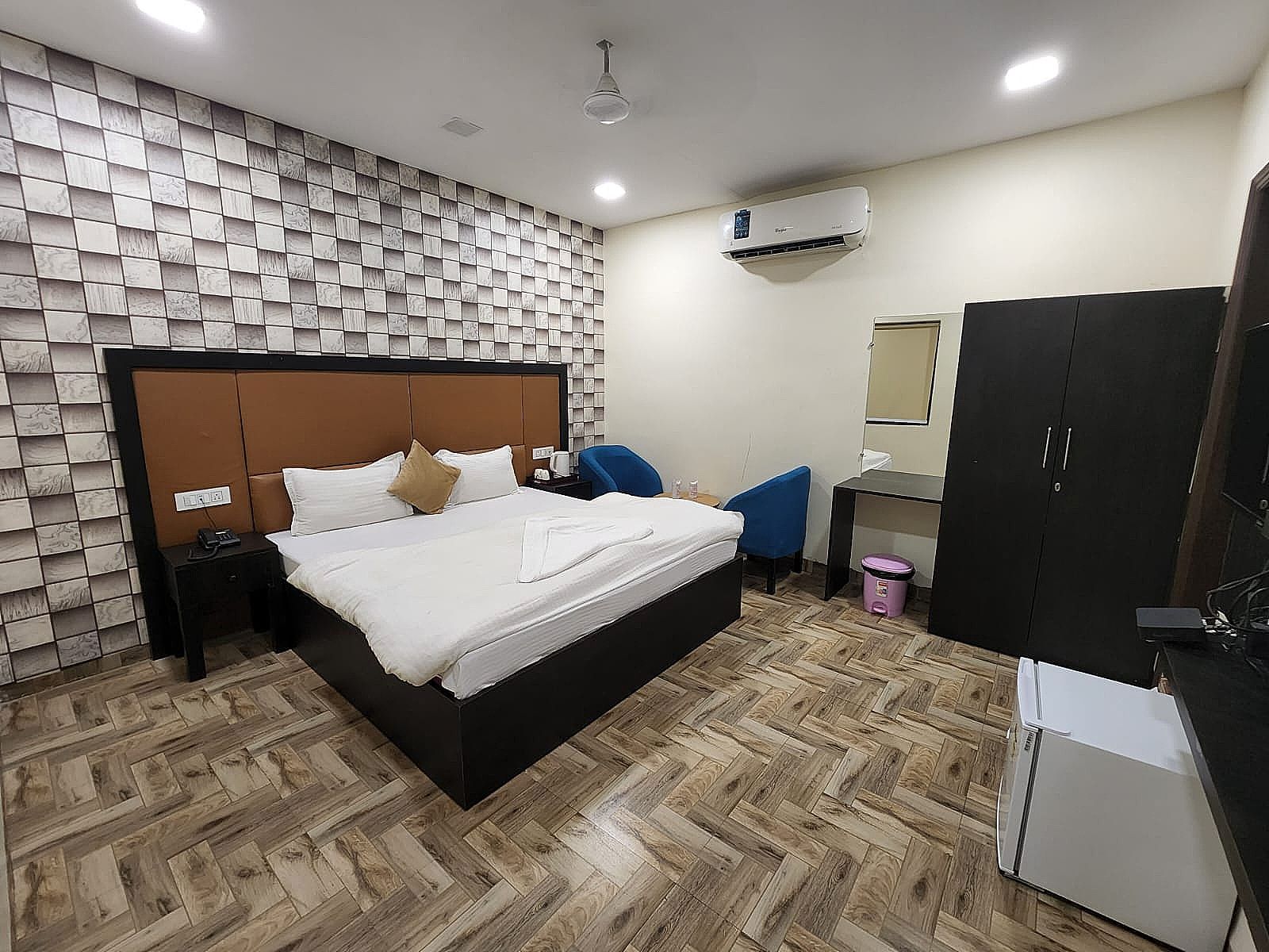 Hotel Mandakini Royale Executive Room 5