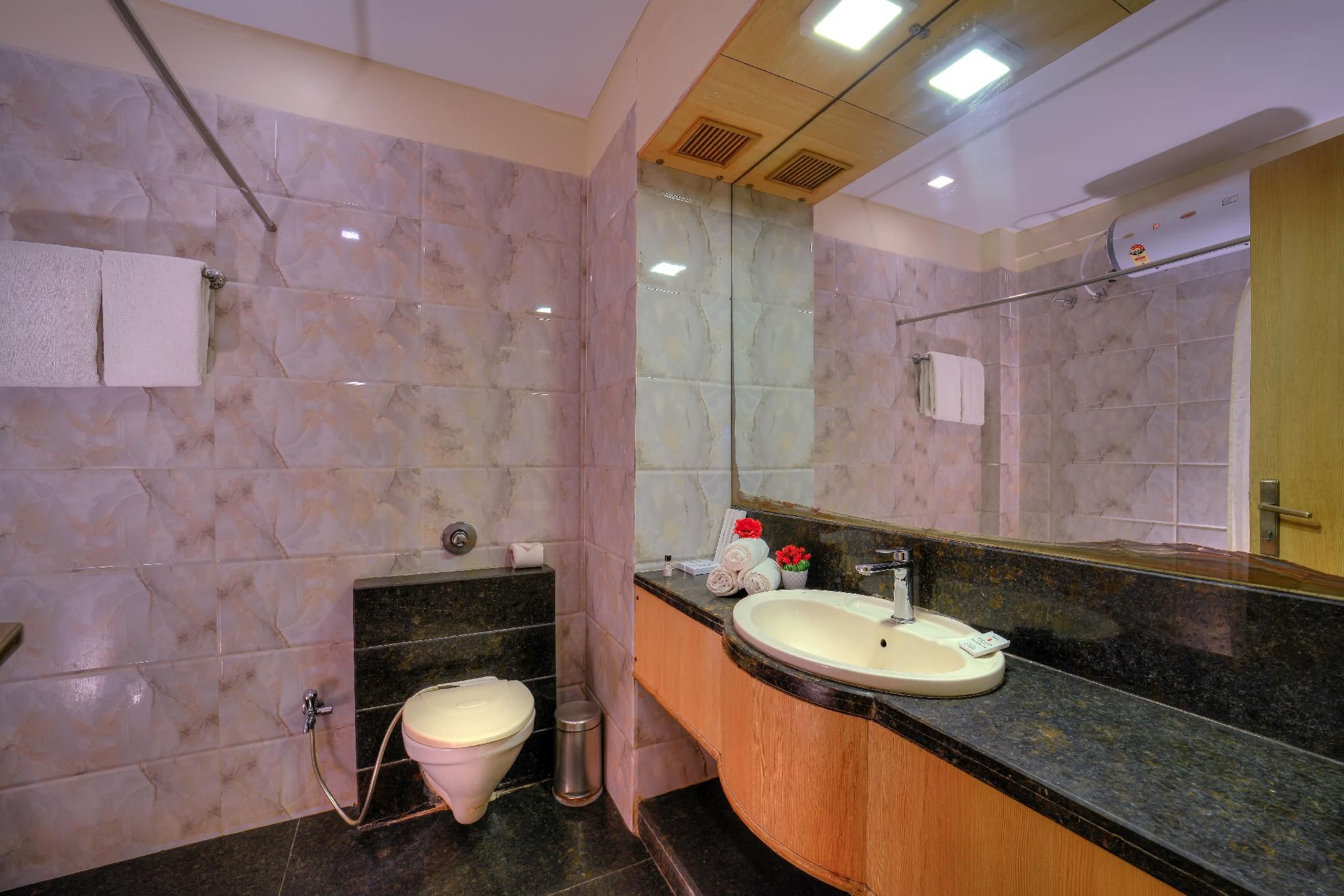Wingston A Treehouse Hotel- Goverdhan Deluxe 9
