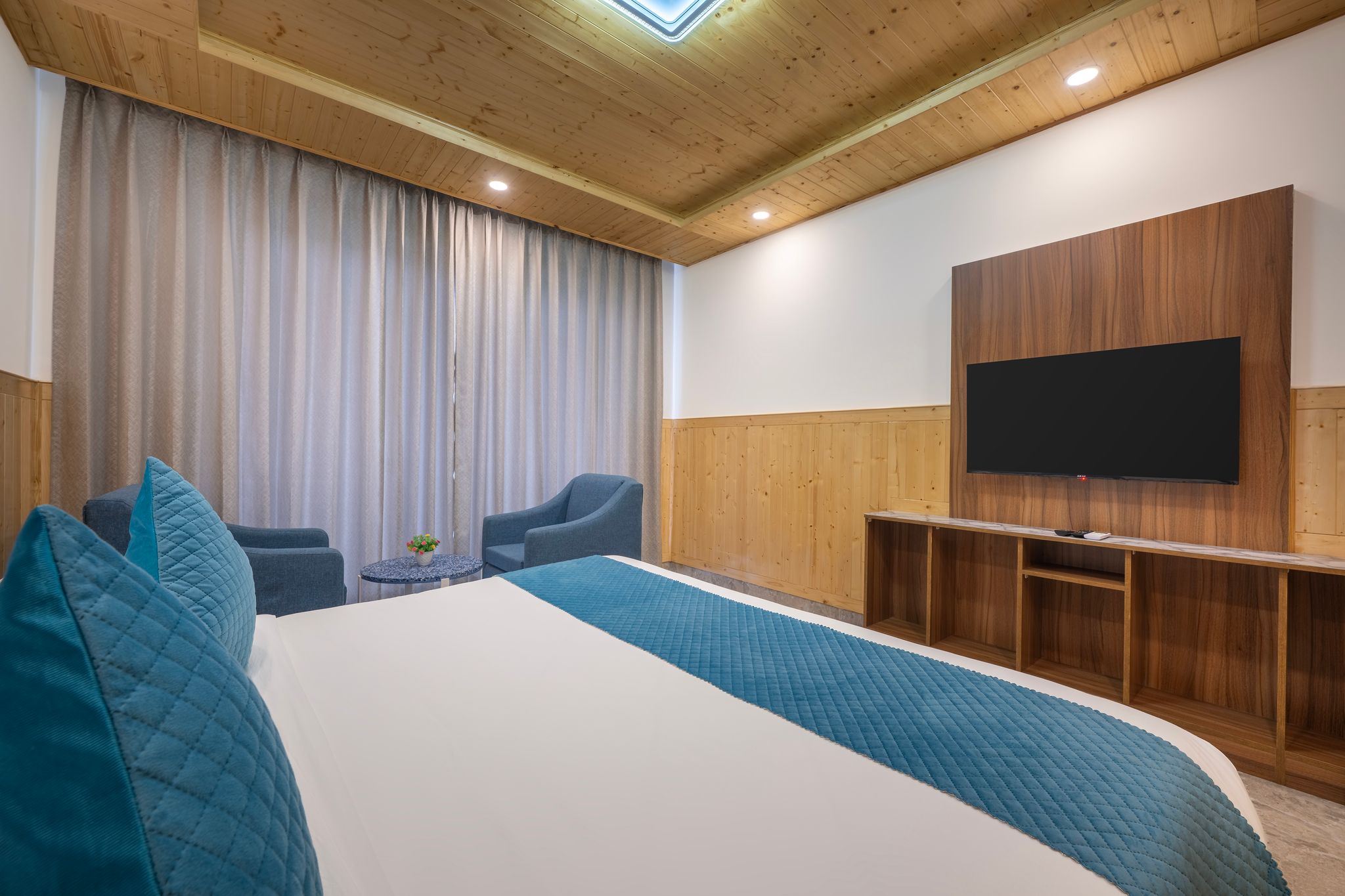 Club Room (Balcony and Valley View)