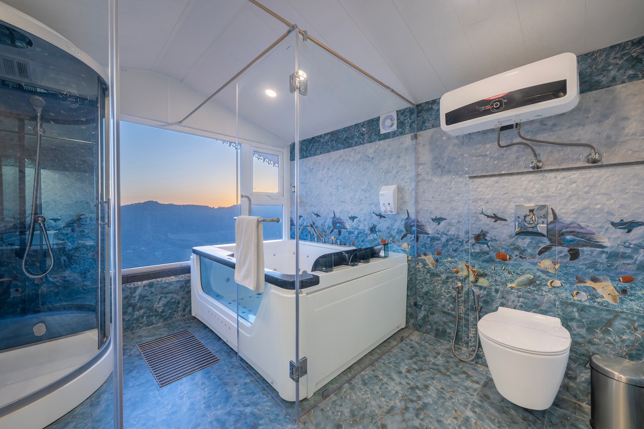 Attic Honeymoon Room (Jacuzzi and Valley View)