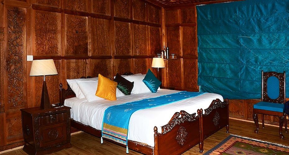 Sukoon Houseboat Standard Room 2