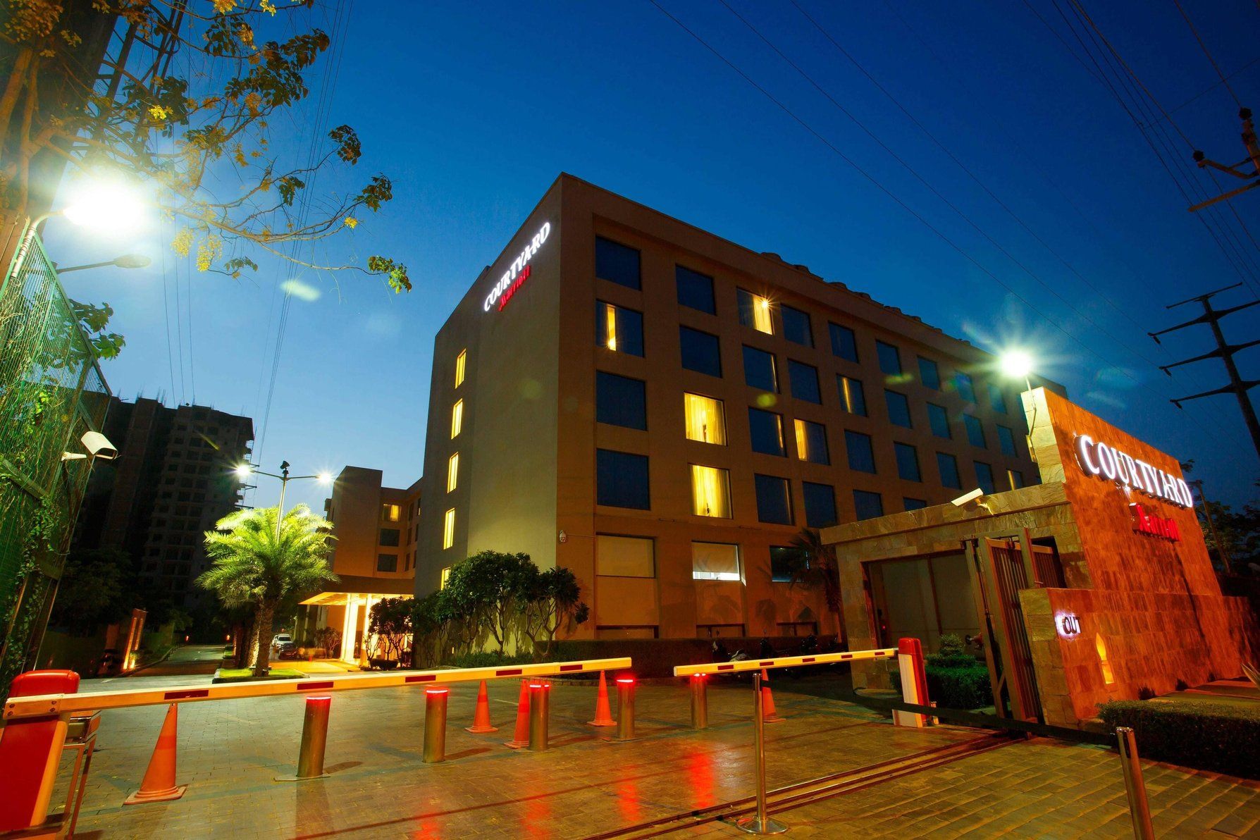 undefined Courtyard by Marriott Agra 4