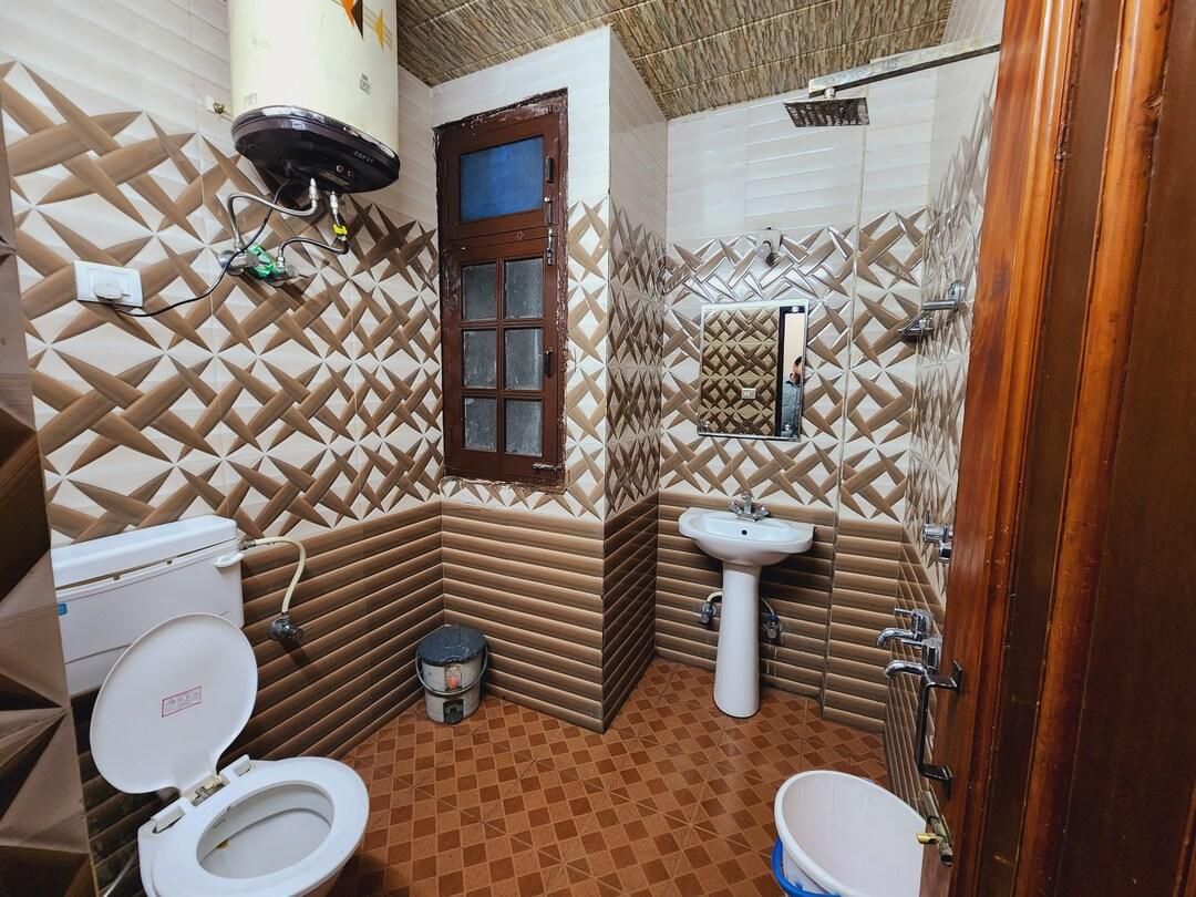 New Karan Hotel Deluxe Double Room 3