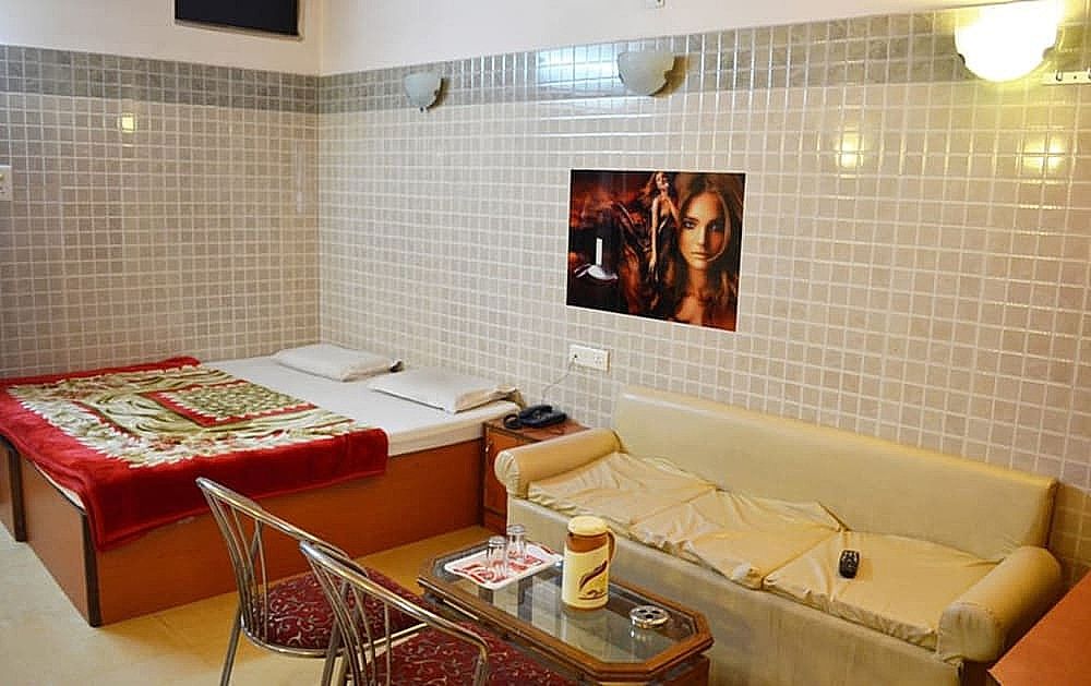 Raj Mahal Hotel Non AC Standard Room 3