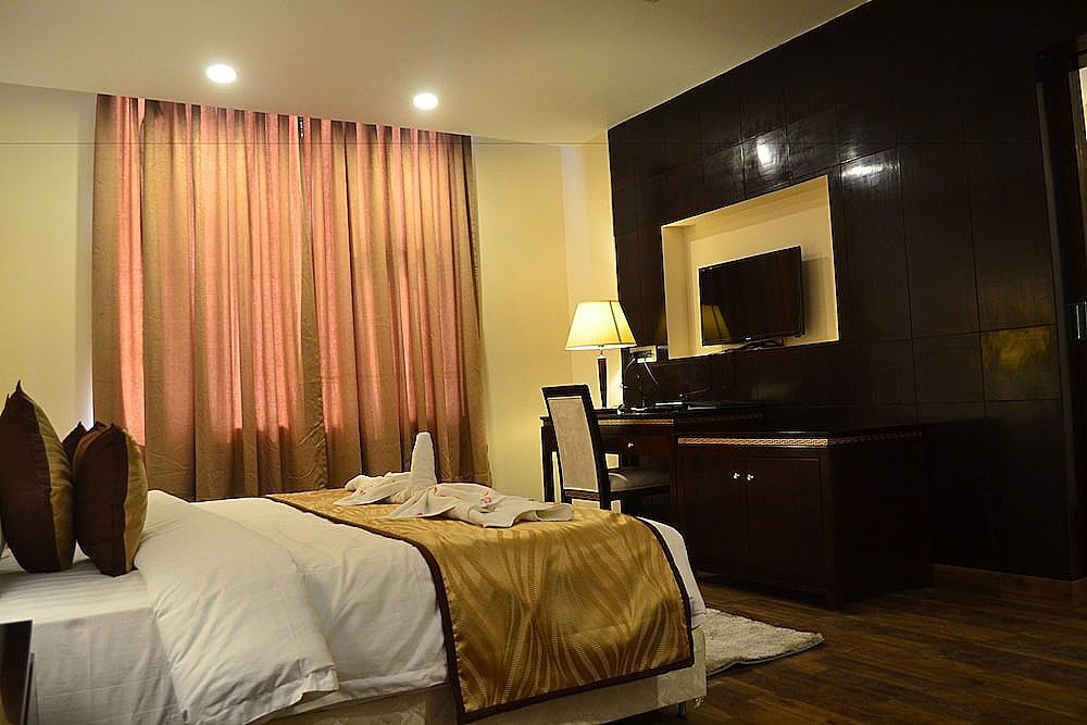 The Legend Hotel Premier Double Room, 1 Queen Bed, Non Smoking, City View 4