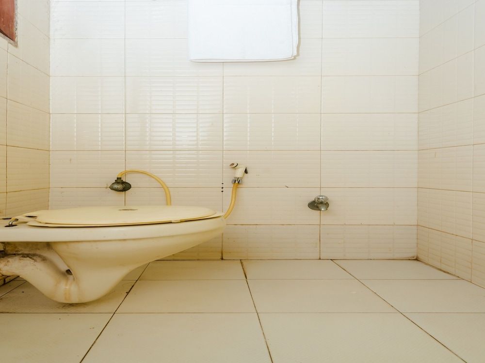 SPOT ON 45084 Hotel Navaratna Deluxe Double or Twin Room 10