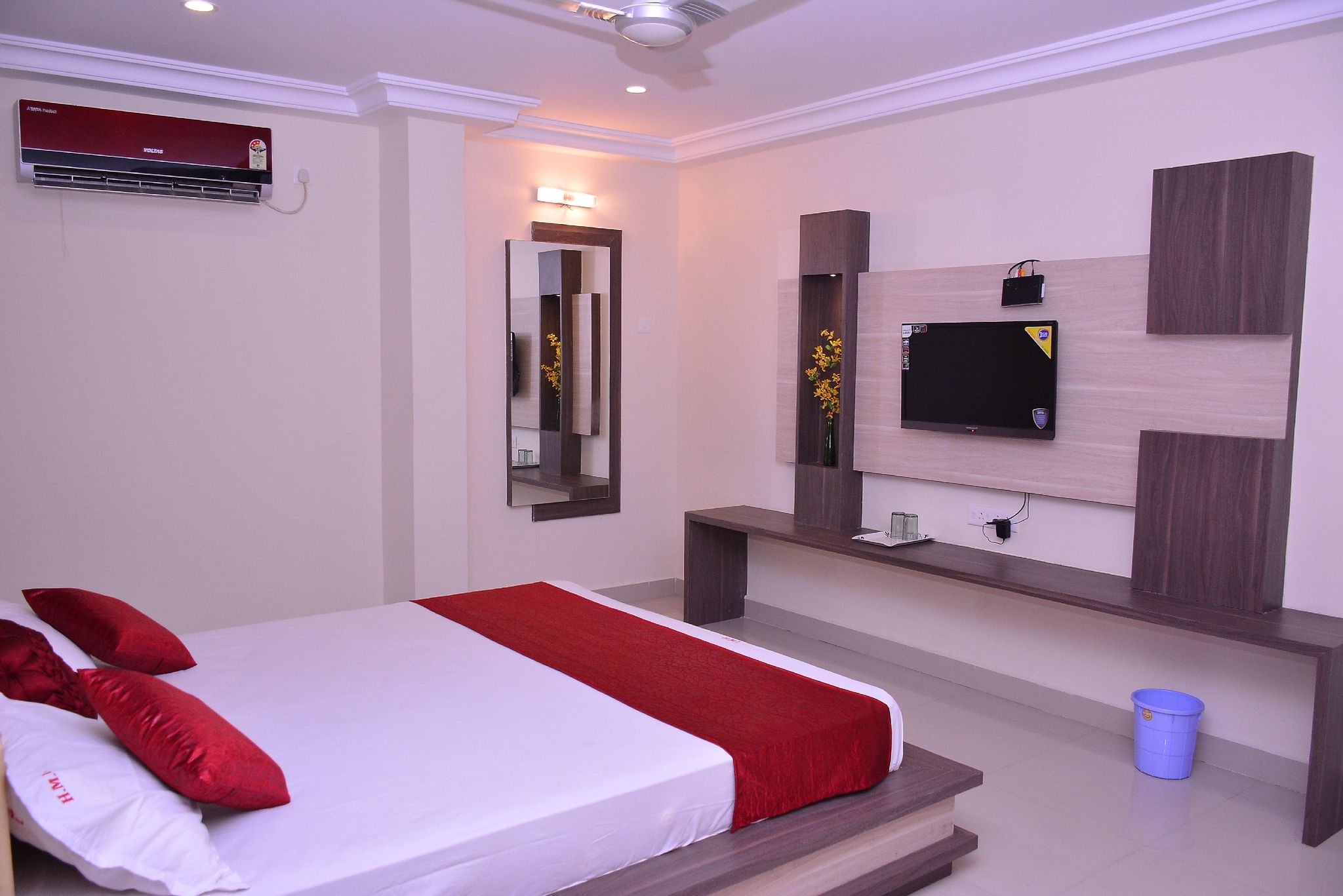 Mathura Inn Deluxe AC Room