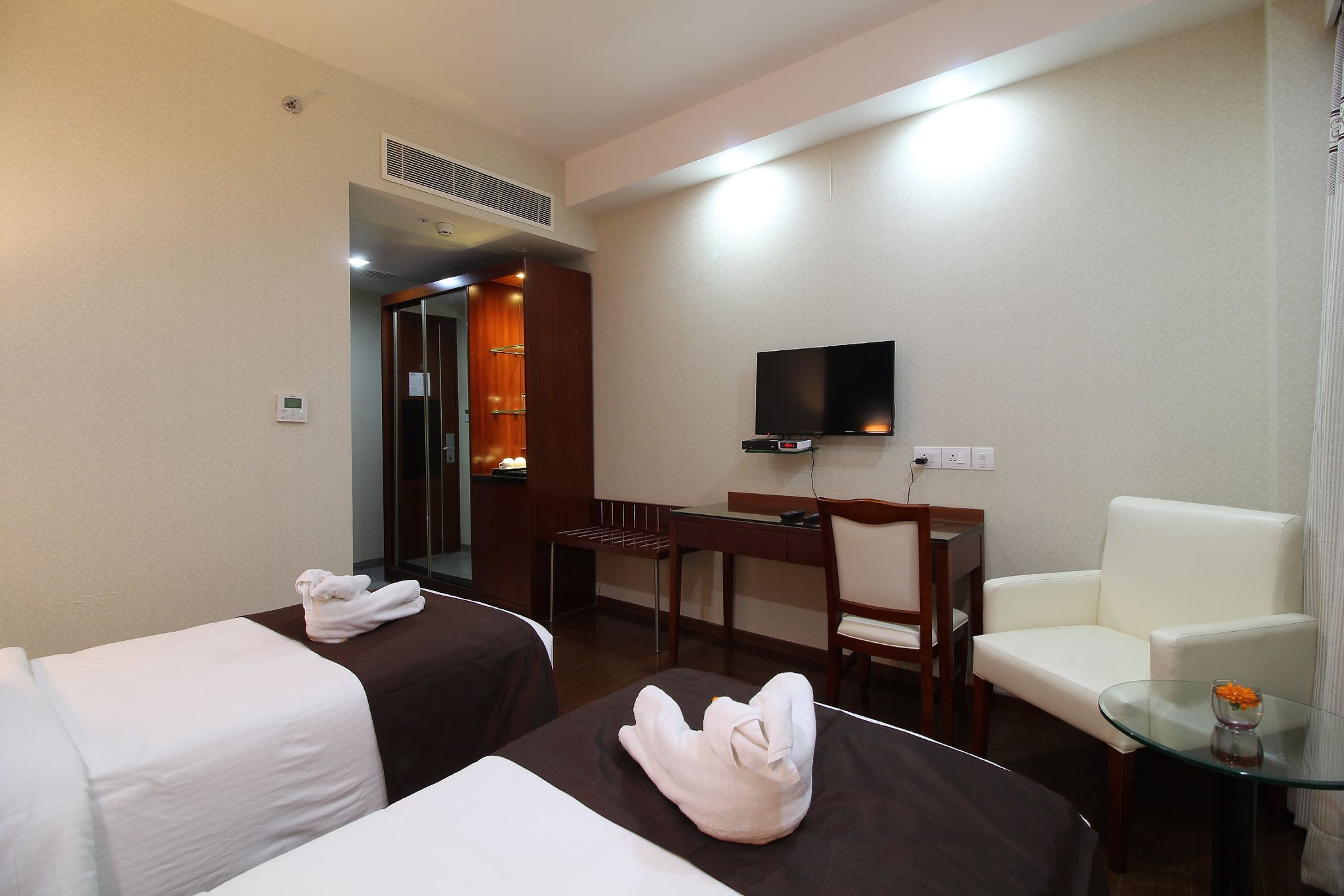 Best Western-Tirupati 1 King Bed, Non-Smoking, Superior Room, Smart Tv, Mini Bar, Wi-Fi, Coffee And Tea Maker 6