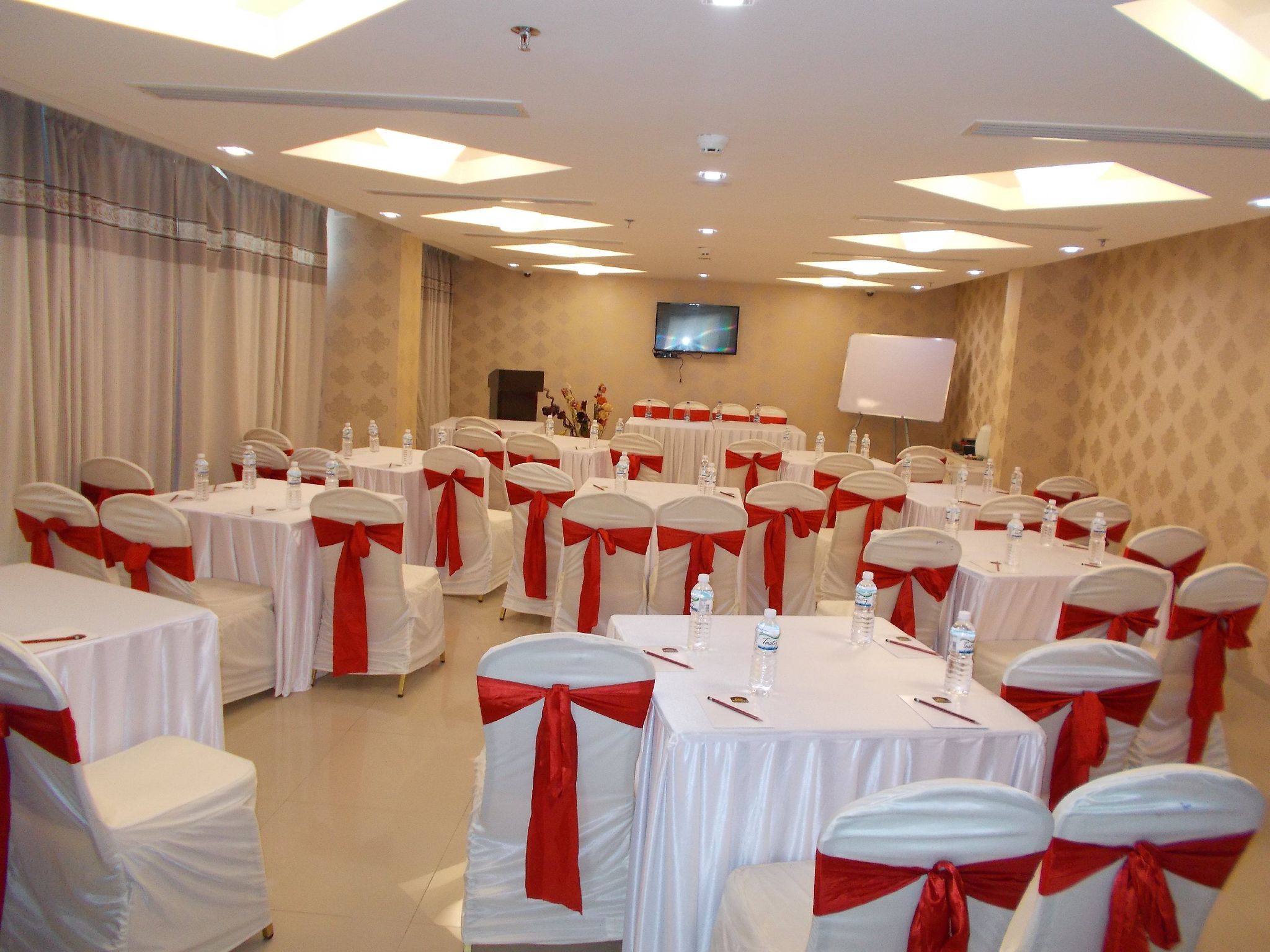 Best Western-Tirupati 1 King Bed, Non-Smoking, Superior Room, Smart Tv, Mini Bar, Wi-Fi, Coffee And Tea Maker 5