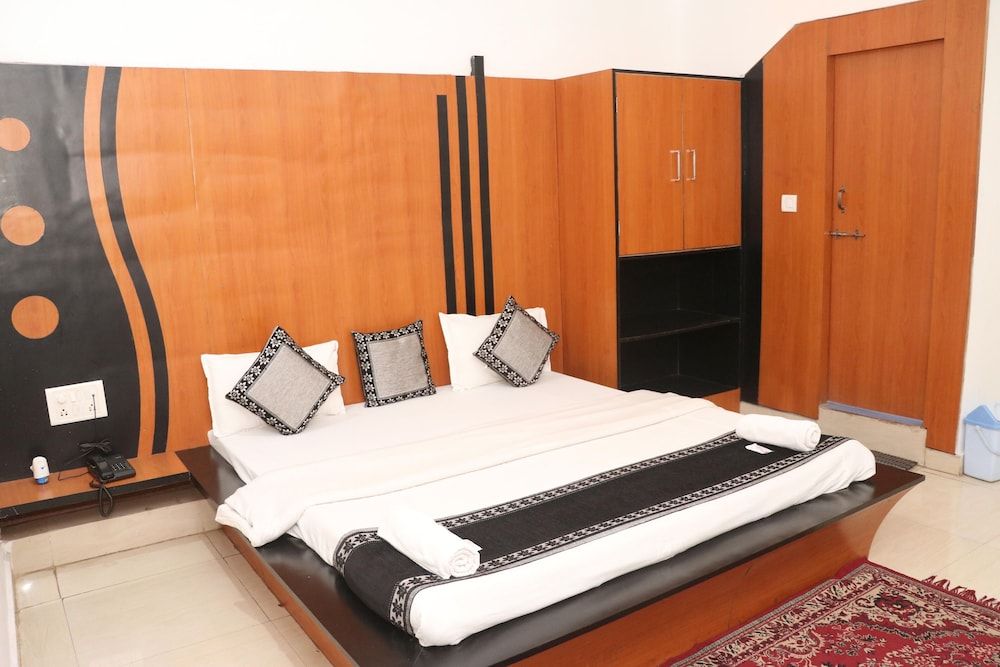 Hotel Amrapali AC Double Bed Family Only 7