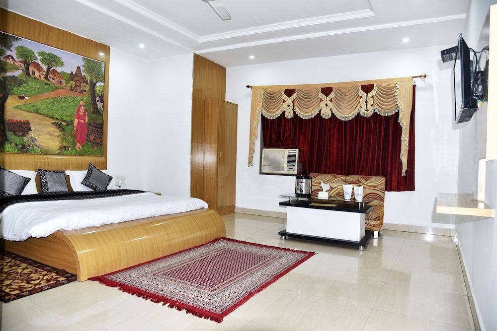 Hotel Amrapali AC Double Bed Family Only 9