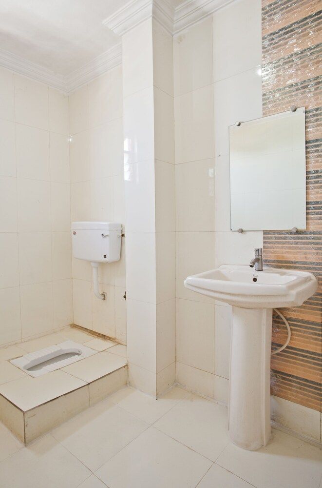 Hotel Amrapali AC Double Bed Family Only 18