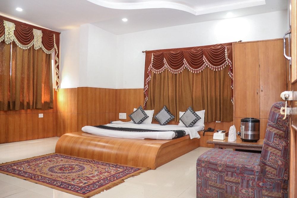 Hotel Amrapali AC Double Bed Family Only 6