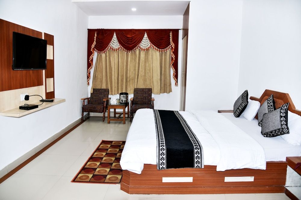 Hotel Amrapali AC Double Bed Family Only 5