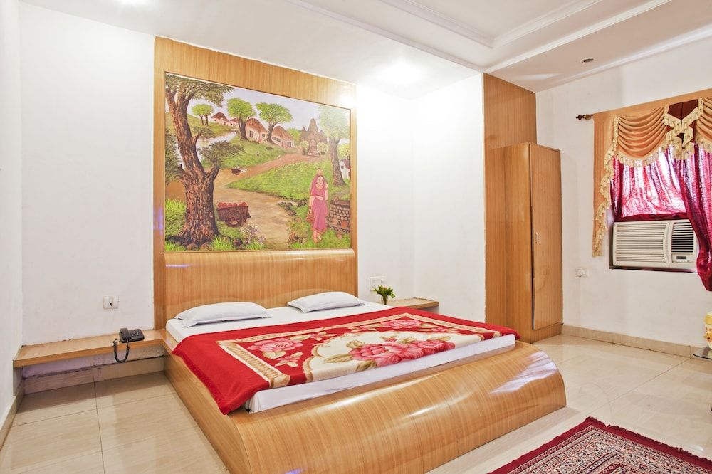 Hotel Amrapali AC Double Bed Family Only 11